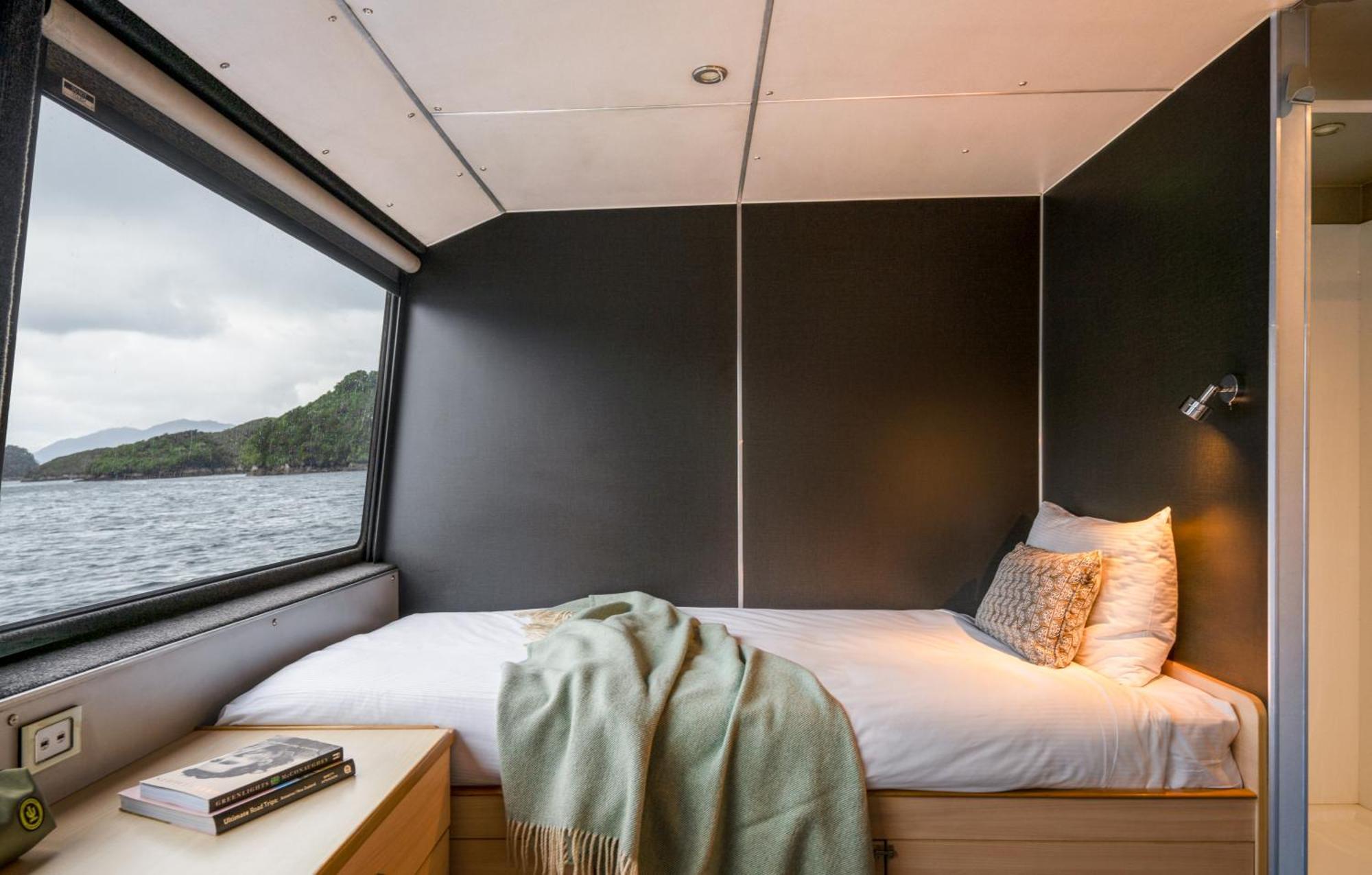 Milford Sound Overnight Cruise - Fiordland Discovery Bagian luar foto