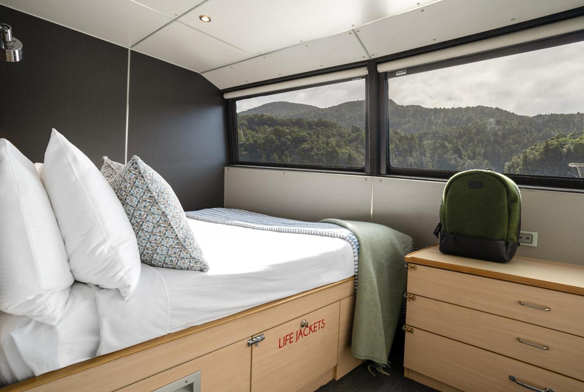 Milford Sound Overnight Cruise - Fiordland Discovery Bagian luar foto
