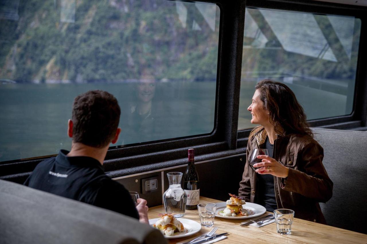Milford Sound Overnight Cruise - Fiordland Discovery Bagian luar foto